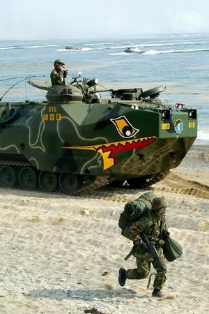 Lính thủy đánh bộ Hàn Quốc tiến hành diễn tập đổ bộ